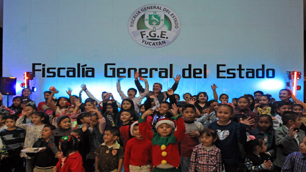 Se enciende el árbol navideño en la Fiscalía