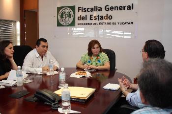Fiscal recibe a representantes de la CNDH