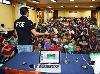 Orienta Fiscal&iacute;a General a universitarios sobre ciberbullying