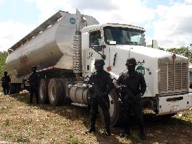Recuperan polic&iacute;as ministeriales trailer robado con 24 toneladas de alimento