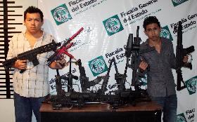 Detienen a par de sujetos que portaban armas de gotcha robadas