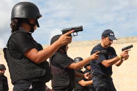 Aprenden Policías Ministeriales técnicas francesas de tiro