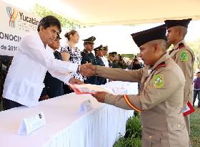 Entregan a 105 j&oacute;venes cartillas liberadas del Servicio Militar Nacional