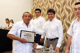 Reconocen a personal de la FGE con 30 a&ntilde;os de servicio