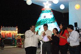 Se ilumina &aacute;rbol navide&ntilde;o hecho de PET en la Fiscal&iacute;a